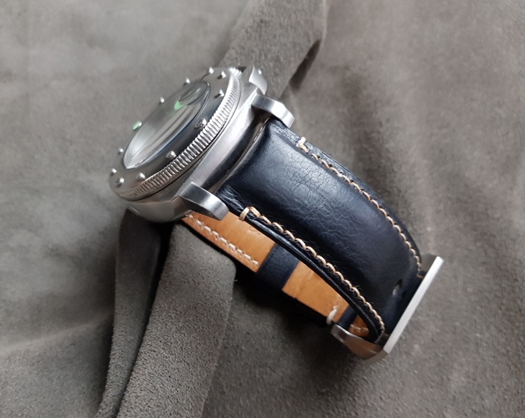 Incas Black Kangaroo strap 24/24mm on PAm 243